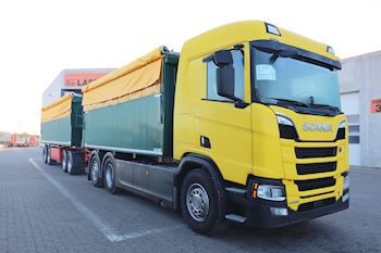 Henrik Bojer Thomsen med et nyt komplet  Kel-Berg træk med tipanhænger og tipkasse