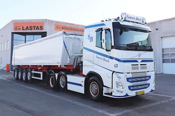 Søren Bech, Uldum ApS med ny Kel-Berg  4 akslet jord tiptrailer 37 m3 udleveret af Lastas