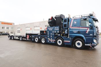 Vognmand Poul-Erik Johansen med en ny Kel-Berg  3 akslet udtrækstrailer med dobbelt udtræk