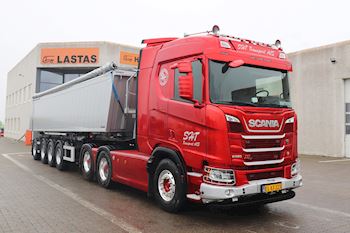 SHT Transport A/S med en ny Kel-Berg letvægtsmodel 4 akslet city jord tiptrailer 37 m3