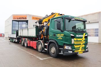 Thurah Transport A/S med en ny Kel-Berg 3 akslet åben kærre med sider fra Lastas 