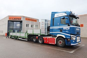 Poul Schou A/S med 2 nye Kel-Berg 3 akslet nedbygget sværlasttrailer fra Lastas