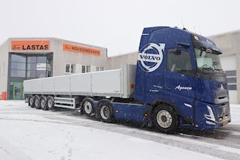 Jesper Agesen med en ny Kel-Berg 4 akslet sværlasttrailer fra Lastas