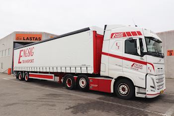 Lastas har leveret 3 nye Kel-Berg 2 akslet  city gardintrailere til Engsig Transport ApS