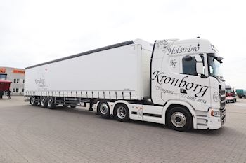 Lastas har leveret en ny Kel-Berg 3 akslet  15.000 mm gardintrailer til Kronborg Transport ApS