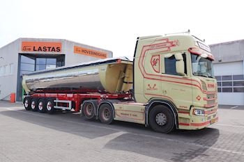 En ny flot Kel-Berg 4 akslet asfalt tiptrailer 32 m3 til Lars E. Nielsen ApS