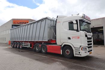 Lastas har leveret en ny Kel-Berg 4 akslet  skrottrailer 71 m3 til J.F. Trans