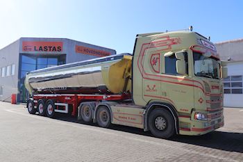 Lars E. Nielsen ApS med en ny flot Kel-Berg 3 city akslet asfalt tiptrailer 29 m3