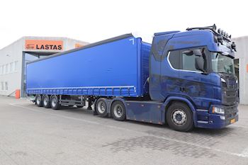 Lastas har leveret en ny Kel-Berg 3 akslet  maxi flexi gardintrailer til HB Transport