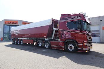 Vognmand Christian Soleen med en ny super flot Kel-Berg 4 akslet korn tiptrailer 61,5 m3