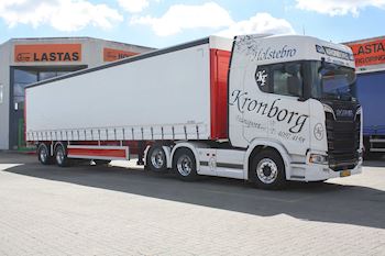 Lastas har leveret en ny Kel-Berg 2 akslet city gardintrailer med hurtigt opluk til Kronborg Transport ApS 