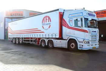 Lastas har leveret to nye Kel-Berg 3 akslet gardintrailere til Trifa Transport ApS 