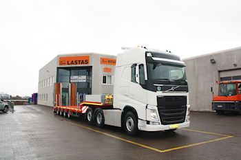 Flot Volvo FH13 500 6x2 E6 med en Kel-Berg 4 akslet maskintrailer til Kolding Krantransport