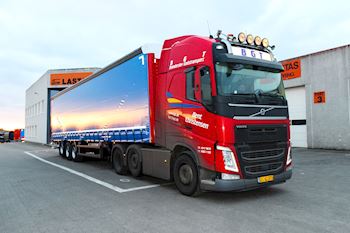 Lastas har leveret en ny Kel-Berg 3 akslet gardintrailer til Brønderslev Godstransport