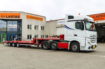 PK Transport A/S kan køre hjem til Randers med en ny Kel-Berg 3 akslet nedbygget sværlasttrailer fra Lastas 