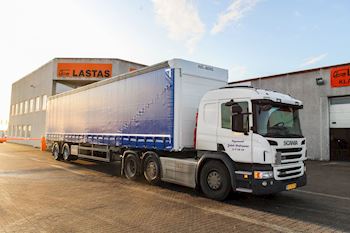 Lastas har leveret ny Kel-Berg 2 akslet city gardintrailer til Vognmand Jakob Andreasen