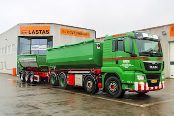 Poul Schou A/S kan køre hjem med to nye Kel-Berg 3 akslet 24 tons tipkærrer fra Lastas