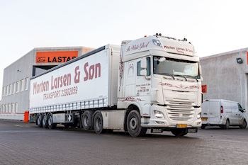 Lastas har leveret en ny Kel-Berg 3 akslet gardintrailer til Morten Larsen & Søn