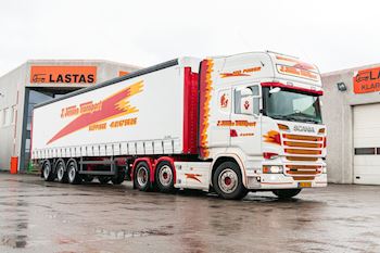 Lastas har leveret en ny Kel-Berg 3 akslet city gardintrailer til J. Jensen Transport ApS