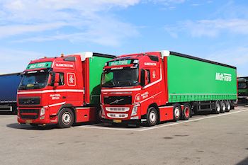 Lastas har leveret to nye Kel-Berg 3 akslet gardintrailere til Midt-Trans ApS