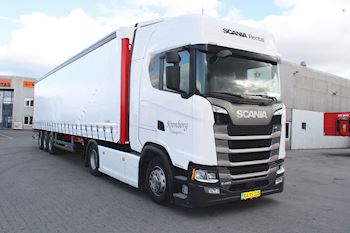 Lastas har leveret en ny Kel-Berg 3 akslet  gardintrailer til Kronborg Transport ApS