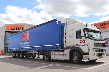 Lastas har leveret fire nye Kel-Berg 3 akslet gardintrailere til DKI Logistics A/S