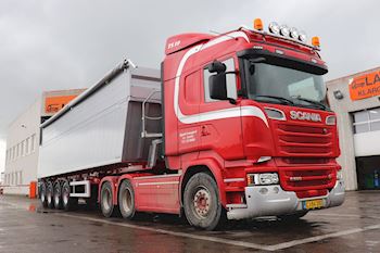 Ny Kel-Berg 4 akslet tiptrailer 37 m3 med overbygning leveret til Skjøth Transport ApS 